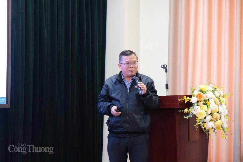 Ông Lã Hồng Kỳ, đại diện Văn phòng Ban Chỉ đạo Nhà nước các dự án ngành năng lượng trình bày tham luận