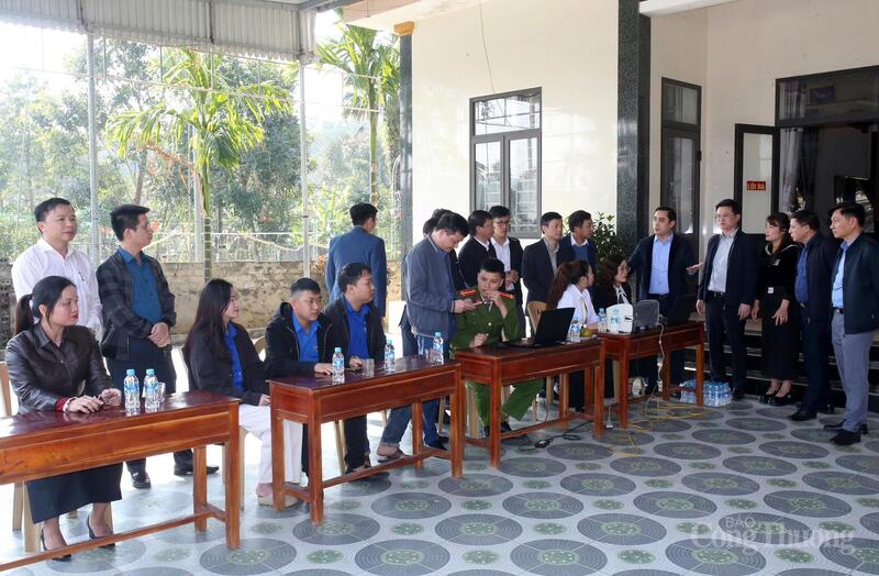 Mô hình “điểm hẹn dịch vụ công” tại thôn xóm ra đời giúp đỡ người dân tiếp cận với các thủ tục trực tuyến phức tạp. Ảnh: Phúc Sơn