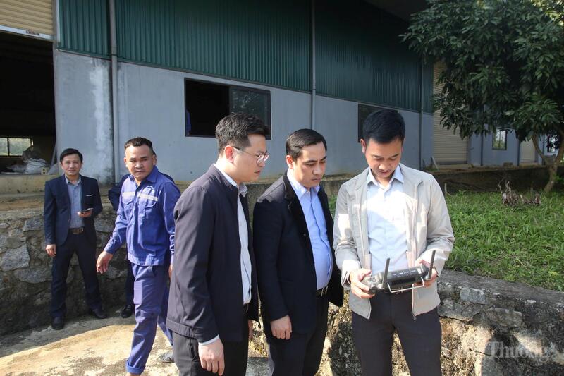 Giám đốc Sở Khoa học và Công nghệ Hà Tĩnh Lê Thành Đông cùng lãnh đạo xã Sơn Tây trải nghiệm dùng máy bay không người lái để chăm sóc cây trồng. Ảnh: Phúc Sơn