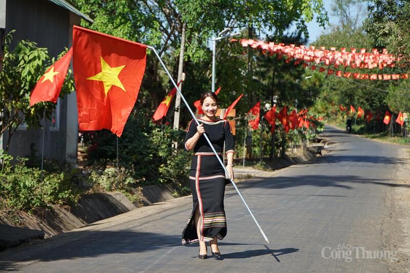 Người dân cắm cờ Tổ quốc tại buôn Tuôr, xã Hoà Phú.