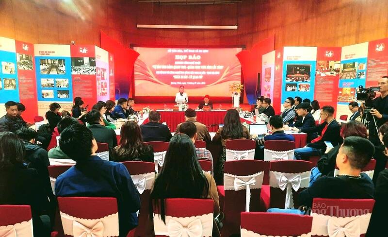 Các đại biểu tham gia họp báo.