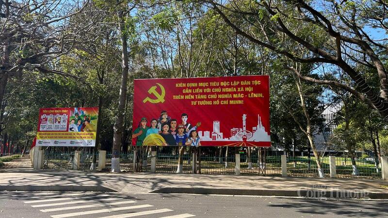 Trang trí tại đầu đường Phan Đình Giót