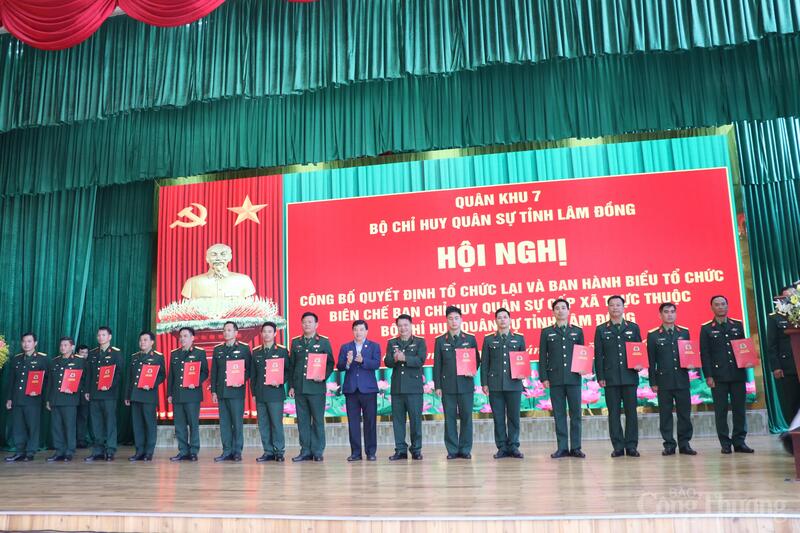 Bí thư Tỉnh ủy Lâm Đồng Y Thanh Hà Niê Kđăm trao quyết định và chúc mừng các cán bộ được điều động về cấp xã. Ảnh: Lê Sơn