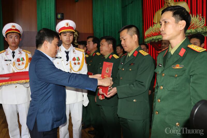 Đồng chí Y Thanh Hà Niê Kđăm, Ủy viên Ban Chấp hành Trung ương Đảng, Bí thư Tỉnh ủy Lâm Đồng trao quyết định cho các cán bộ được điều động về cấp xã. Ảnh: Lê Sơn