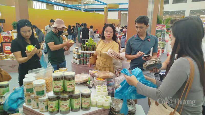 UBND TP. Hà Nội yêu cầu các sở, ngành, địa phương phối hợp chặt chẽ, bảo đảm an ninh, an toàn, chất lượng và mỹ quan trong suốt thời gian tổ chức Hội chợ Mùa Xuân 2026. Ảnh minh họa