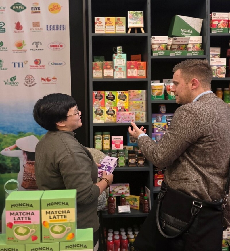 Các loại nước cốt phở, lẩu chua cay, hủ tiếu, miến măng Việt Nam đã chính thức lên kệ chuỗi siêu thị Sligro tại Hà Lan và Bỉ.