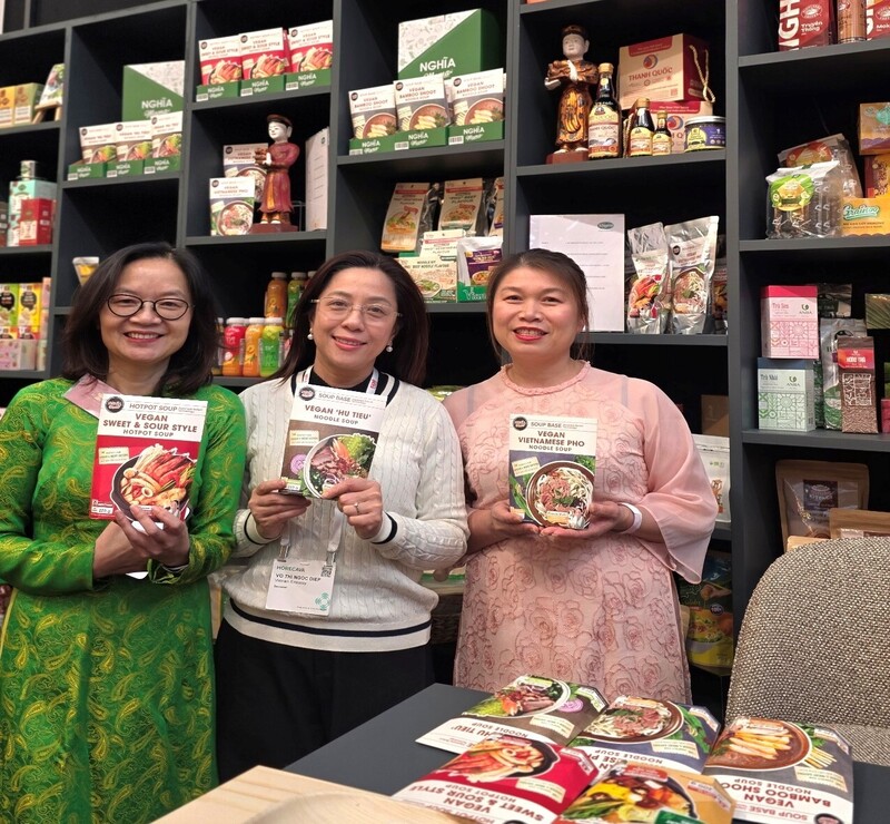 Doanh nghiệp Hà Lan hào hứng với các sản phẩm cà phê muối, bột trà xanh vị khoai lang, vị xoài của Việt Nam.