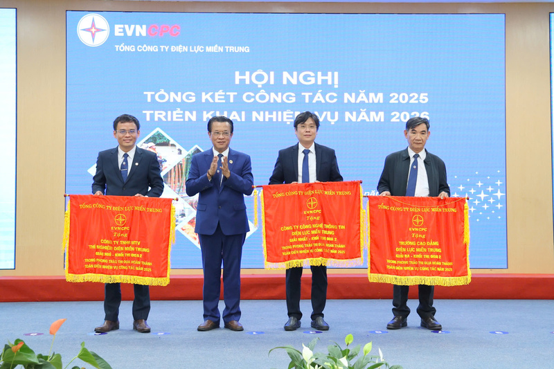 Tổng giám đốc EVNCPC Ngô Tấn Cư trao Cờ thi đua tiêu biểu của EVNCPC cho các đơn vị đạt giải Nhất, Nhì, Ba Khối thi đua 2. Ảnh: Phương Nam