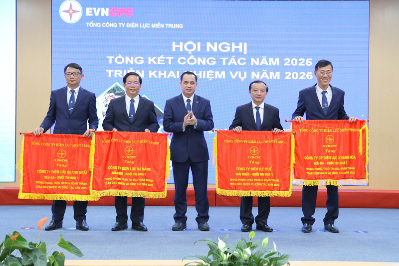 Chủ tịch HĐTV EVNCPC Nguyễn Thanh trao Cờ thi đua tiêu biểu của EVNCPC cho các đơn vị đạt giải Nhất, Nhì, Ba Khối thi đua 1. Ảnh: Phương Nam