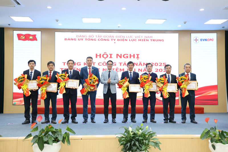 Ông Cao Quang Quỳnh, Ủy viên BTV Đảng ủy, Thành viên HĐTV EVN trao tặng Giấy khen của Đảng ủy EVN cho các cá nhân hoàn thành xuất sắc nhiệm vụ. Ảnh: Phương Nam