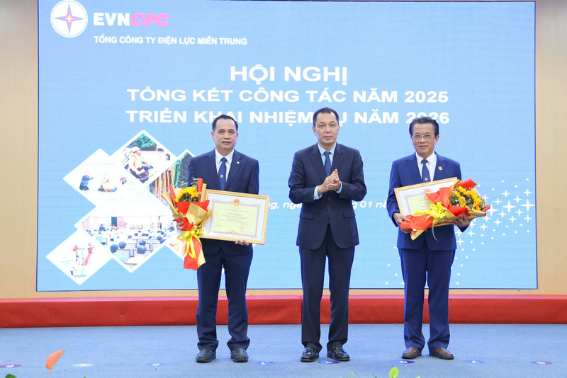 Ông Đặng Hoàng An, Bí thư Đảng ủy, Chủ tịch HĐTV EVN trao tặng Giấy khen của EVN cho ông Nguyễn Thanh, Chủ tịch HĐTV EVNCPC và ông Ngô Tấn Cư, Tổng giám đốc EVNCPC. Ảnh: Phương Nam