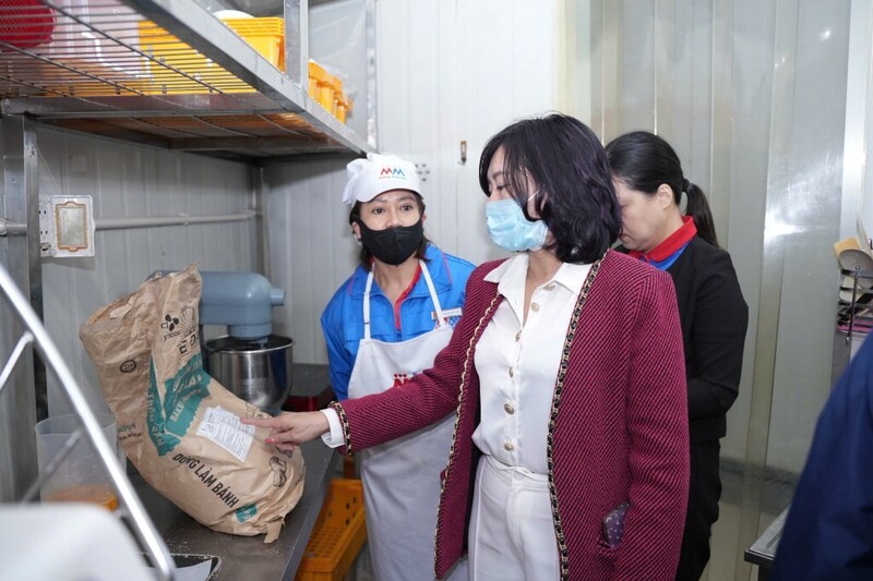 Đoàn kiểm tra liên ngành số 1 của TP. Hà Nội kiểm tra công tác an toàn thực phẩm tại Siêu thị MM Mega Market Thanh Xuân, Hà Nội. Ảnh: Phương Thu