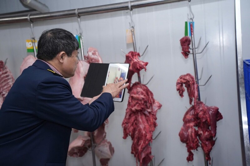 Lực lượng chức năng kiểm tra sản phẩm thực phẩm tươi sống đang bày bán tại Siêu thị MM Mega Market Thanh Xuân. Ảnh: Phương Thu