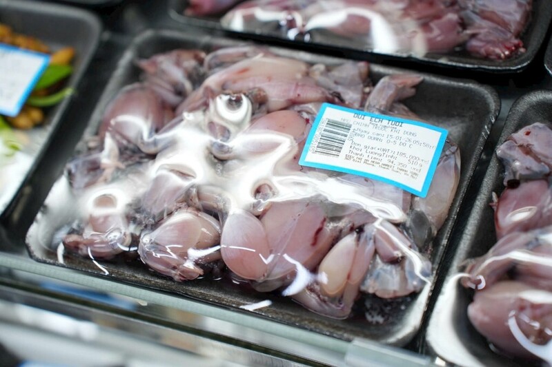 Nhiều sản phẩm thực phẩm tươi sống đang bày bán chỉ có tem thể hiện ngày cân mà không ghi rõ ngày sản xuất. Ảnh: Phương Thu