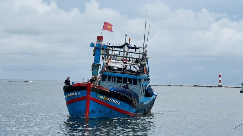 Song song với việc giảm tàu cá nhỏ, cũ, những năm gần đây ngư dân Quảng Ngãi đã mạnh dạn đầu tư nâng cấp, cải hoán tàu cá công suất lớn, áp dụng tiến bộ khoa học kỹ thuật vào khai thác thủy sản. Ảnh: Nguyễn Dương