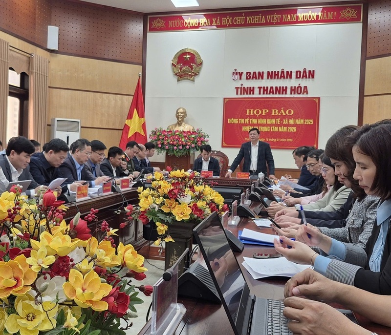 Ông Mai Xuân Liêm, Phó Chủ tịch Thường trực UBND tỉnh Thanh Hóa và ông Đào Xuân Yên, Trưởng ban Tuyên giáo và Dân vận Tỉnh ủy Thanh Hóa chủ trì buổi họp báo.