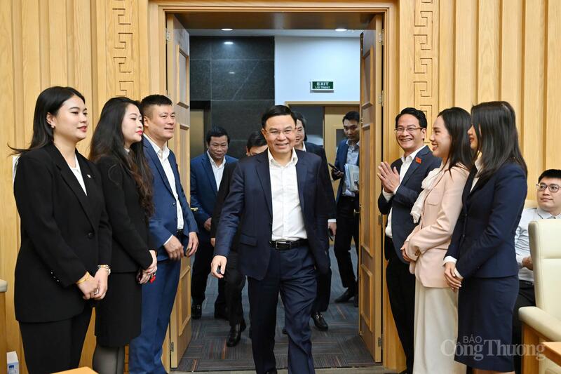 Quyền Bộ trưởng Bộ Công Thương Lê Mạnh Hùng tham dự Hội nghị tổng kết công tác năm 2025, triển khai nhiệm vụ năm 2026 của Cục Công nghiệp.