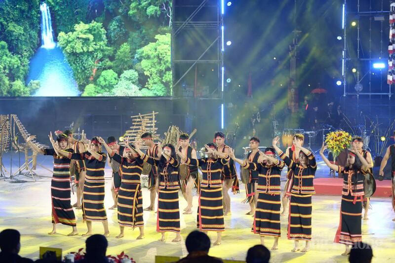 Các chương trình văn hóa, nghệ thuật gắn với bản sắc văn hóa, góp phần lan tỏa hình ảnh địa phương đến với du khách. Ảnh: Lê Sơn