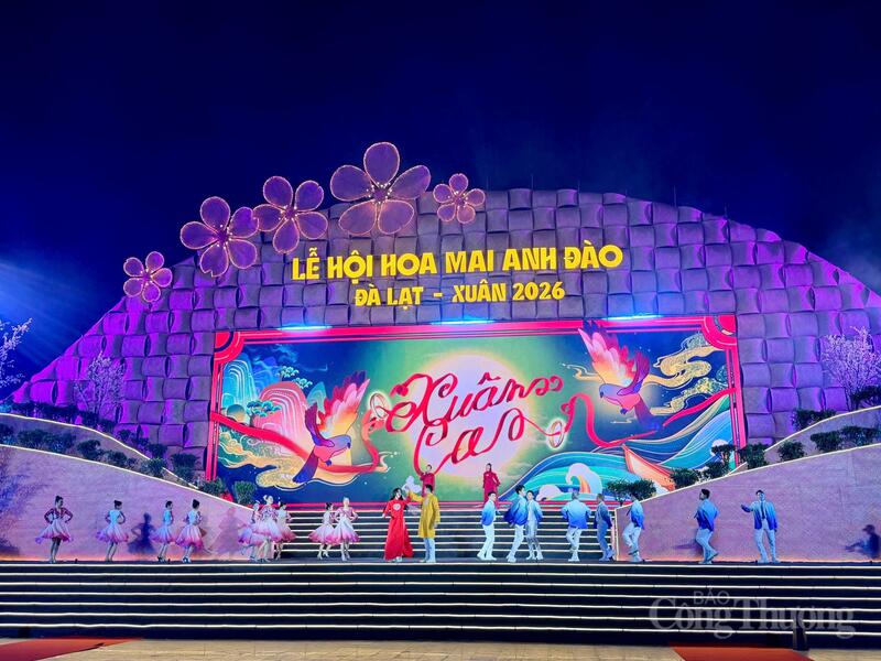 Các tiết mục văn nghệ tại Lễ khai mạc phục vụ Nhân dân và du khách. Ảnh: Minh An