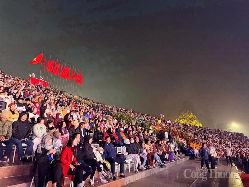 Đông đảo Nhân dân và du khách tham gia lễ khai mạc. Ảnh: Minh An