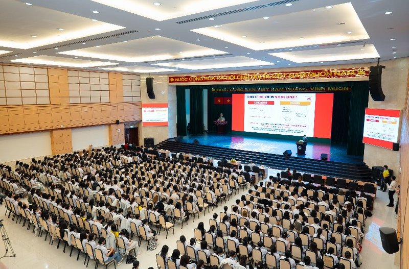 Sinh viên nghe chia sẻ về cách thức để tìm ra “mục đích tồn tại” của mỗi cá nhân. Ảnh: Hữu Hạnh