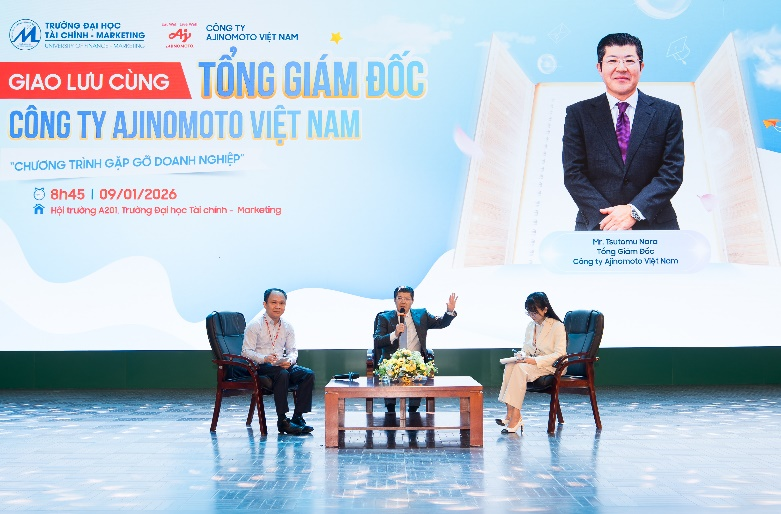 Tổng giám đốc Ajinomoto Việt Nam đã dành thời gian giải đáp nhiều câu hỏi của sinh viên. Ảnh: Hữu Hạnh