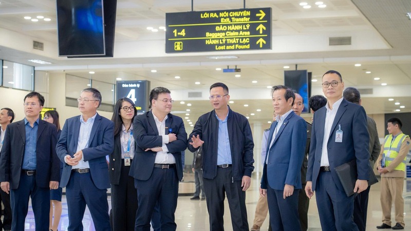 Cục trưởng Cục Hàng không Việt Nam Uông Việt Dũng kiểm tra hiện trường tại Cảng Hàng không quốc tế Nội Bài.