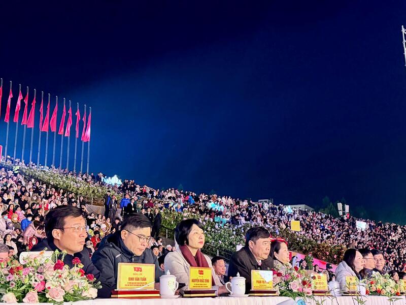 Các đại biểu tham dự lễ khai mạc. Ảnh: Minh An