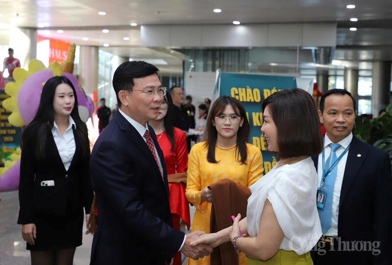 Các gian hàng trưng bày sản phẩm OCOP, sản phẩm đặc trưng của tỉnh được trưng bày tại các khu vực trung tâm nhằm quảng bá tới Nhân dân và du khách. Ảnh: Lê Sơn