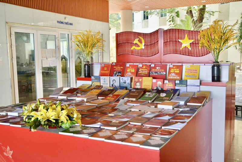 Khu vực trưng bày tài nguyên thông tin về Chủ tịch Hồ Chí Minh và Đảng cộng sản Việt Nam. Ảnh: Ngọc Thảo