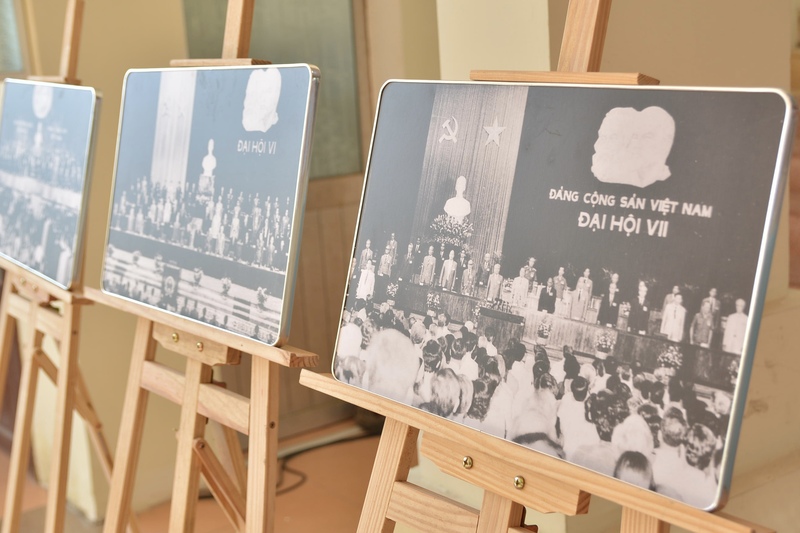 Triển lãm 40 bức ảnh tiêu biểu về Đại hội Đảng Cộng sản Việt Nam qua các thời kỳ. Ảnh: Ngọc Thảo