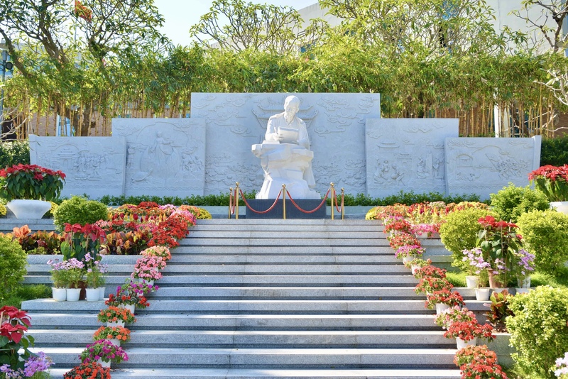 Tượng Bác Hồ trong khuôn viên Thư viện Đà Nẵng rực rỡ sắc hoa. Ảnh: Ngọc Thảo