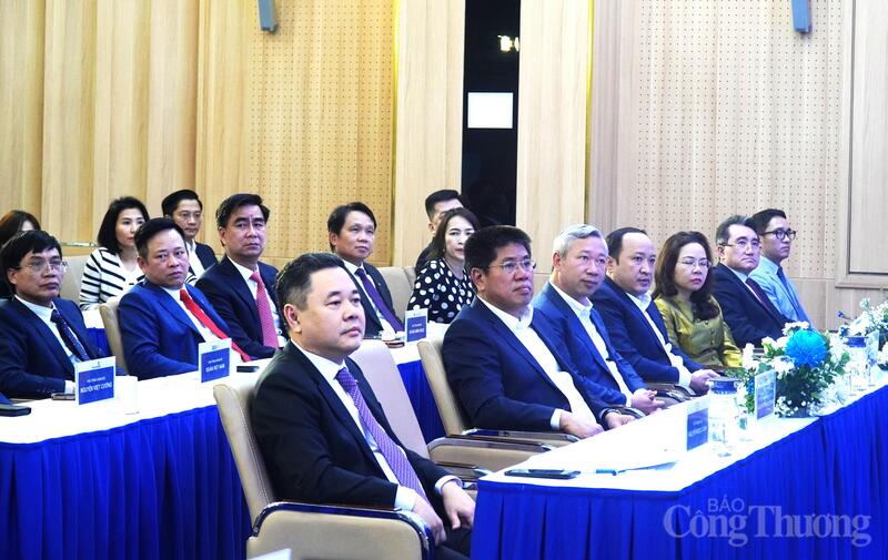 Lãnh đạo Ngân hàng Nhà nước, Bộ Tài chính, Bộ Công Thương cùng các đại biểu dự lễ ký kết