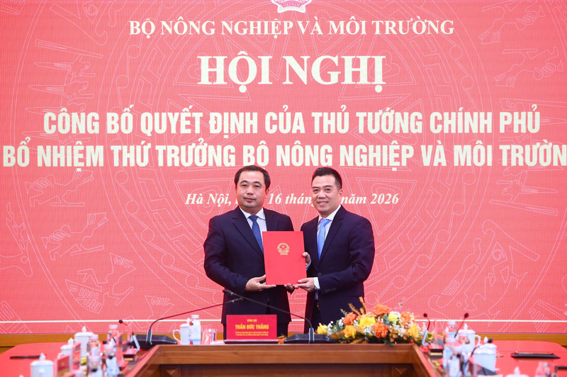 Trao quyết định bổ nhiệm ông Đặng Ngọc Điệp làm Thứ trưởng Bộ Nông nghiệp và Môi trường. Ảnh: Bộ Nông nghiệp và Môi trường