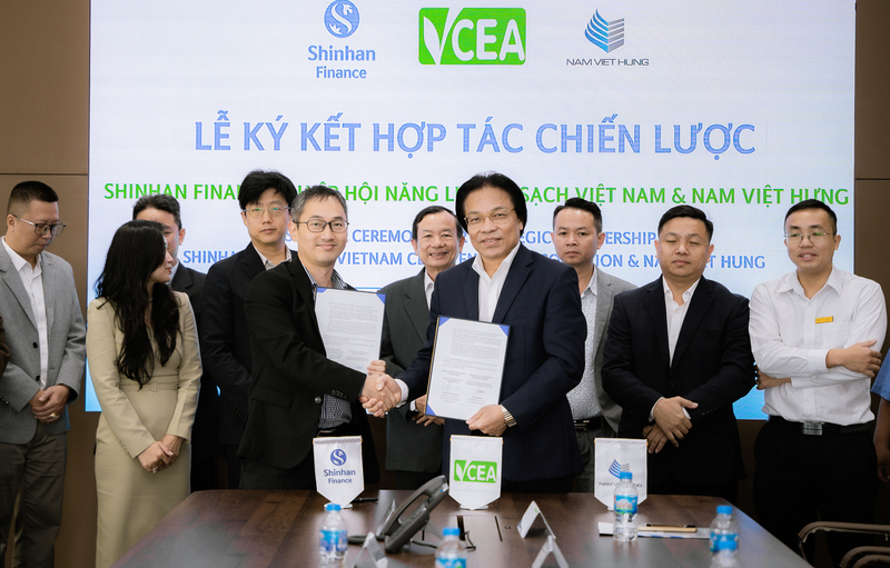 Lễ ký kết hợp tác chiến lược giữa Shinhan Finance, Hiệp hội Năng lượng sạch Việt Nam (VCEA) và Công ty Cổ phần Đầu tư Nam Việt Hưng. Ảnh: Minh Khuê
