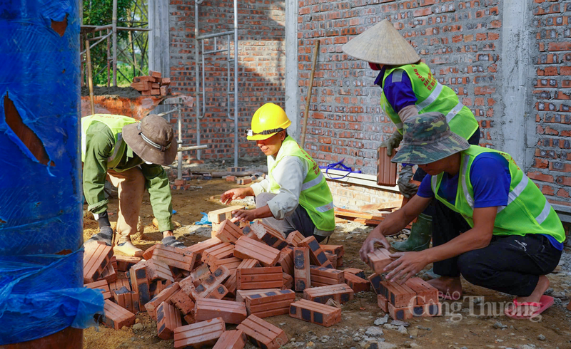 “Làm việc tại công trình mang tên cố Tổng Bí thư Hà Huy Tập, mỗi cán bộ, công nhân chúng tôi đều cảm thấy tự hào và tự nhủ phải làm việc bằng cả cái tâm. Để kịp tiến độ chào mừng Đại hội, đơn vị đã tăng cường thêm các tổ đội thợ lành nghề, tổ chức thi công liên tục”, Anh Nguyễn Văn Hiếu – Cán bộ kỹ thuật Công ty TNHH Đức Lộc Tài (đơn vị thi công) chia sẻ.