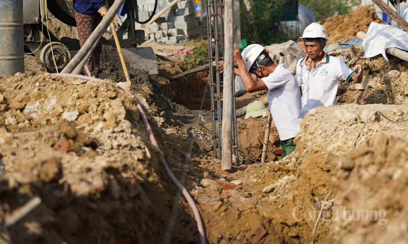 Với tinh thần “vượt nắng, thắng mưa”, hàng nghìn cán bộ, kỹ sư và công nhân đang nỗ lực hết mình để đưa các dự án về đích đúng và vượt tiến độ.
