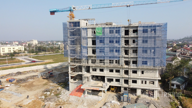 Tại Dự án nâng cấp, cải tạo Trung tâm Y tế huyện Cẩm Xuyên, một công trình có ý nghĩa quan trọng trong việc chăm sóc sức khỏe nhân dân, không khí làm việc đang diễn ra vô cùng khẩn trương.