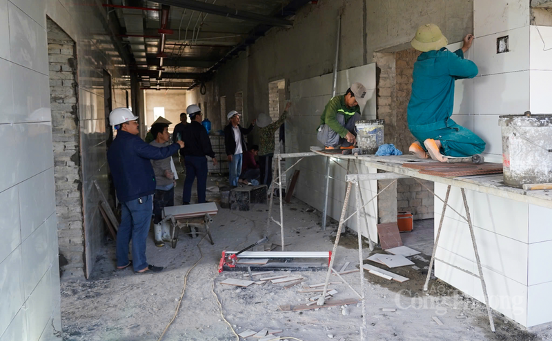 Ông Nguyễn Văn Nhân, Phó Giám đốc Ban Quản lý Dự án Đầu tư Xây dựng Công trình dân dụng và hạ tầng khu vực tỉnh Hà Tĩnh cho hay, trong bối cảnh thi đua lập thành tích chào mừng Đại hội XIV của Đảng, lãnh đạo ban xác định rõ trách nhiệm của chủ đầu tư trong việc điều hành và kiểm soát toàn diện các dự án. “Chúng tôi yêu cầu từng dự án phải có kế hoạch tiến độ cụ thể, phân công cán bộ phụ trách trực tiếp tại hiện trường, tăng cường kiểm soát chất lượng và giải ngân vốn đầu tư”, ông Nhân nhấn mạnh.