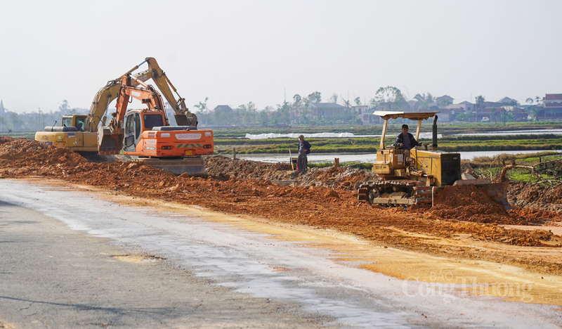 “Thời tiết thuận lợi, chúng tôi đã quán triệt tinh thần ‘làm ngày không đủ, tranh thủ làm đêm’. Khí thế thi đua chào mừng Đại hội XIV của Đảng như một luồng sinh khí mới, giúp anh em công nhân quên đi mệt mỏi”, đại diện đơn vị thi công bày tỏ.