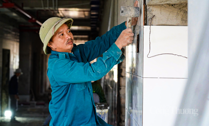 “Dù áp lực về thời gian là rất lớn, đặc biệt là trong đợt thi đua cao điểm chào mừng Đại hội Đảng toàn quốc lần thứ XIV, nhưng với tinh thần trách nhiệm, chúng tôi cam kết sẽ bàn giao công trình đúng tiến độ, đảm bảo chất lượng kỹ thuật và thẩm mỹ cao nhất”, ông Hưng cho biết.
