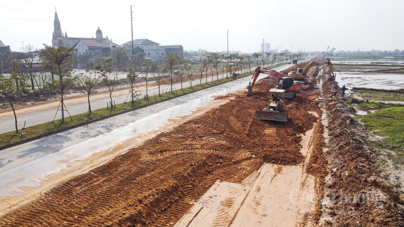 Những ngày này, hòa chung không khí thi đua sôi nổi chào mừng Đại hội Đại biểu toàn quốc lần thứ XIV của Đảng, trên khắp các công trường trọng điểm tại Hà Tĩnh, nhịp độ lao động đang được đẩy lên cao độ.