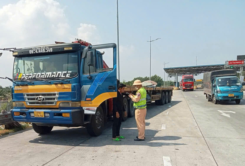 Lực lượng cảnh sát giao thông tăng cường kiểm tra tài xế xe đầu kéo, xe container. Ảnh: Cục Cảnh sát giao thông