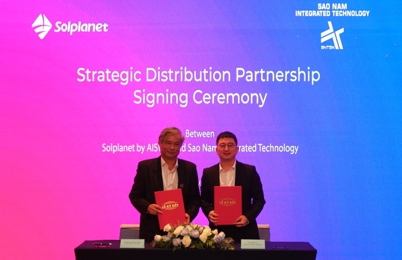 Công ty Cổ phần Công nghệ Tích hợp Sao Nam ký kết hợp tác chiến lược với Solplanet. Ảnh: Minh Khuê.