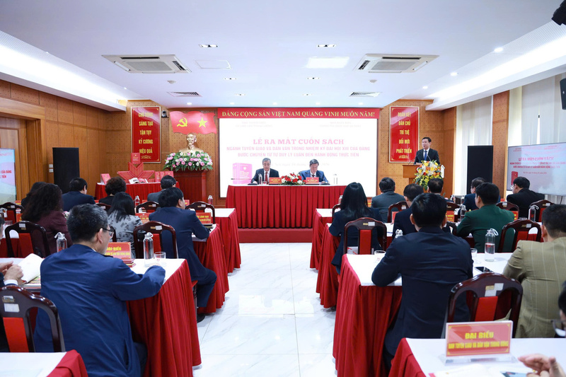 Lễ ra mắt cuốn sách "Ngành Tuyên giáo và Dân vận trong nhiệm kỳ Đại hội XIII của Đảng - Bước chuyển từ tư duy lý luận đến hành động thực tiễn". Ảnh: Ban Tổ chức