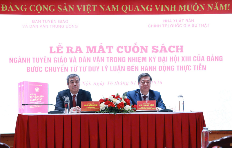 TS. Ngô Đông Hải, Phó Trưởng Ban Tuyên giáo và Dân vận Trung ương và PGS.TS. Vũ Trọng Lâm, Giám đốc - Tổng Biên tập Nhà xuất bản Chính trị quốc gia Sự thật chủ trì buổi lễ. Ảnh: Ban Tổ chức