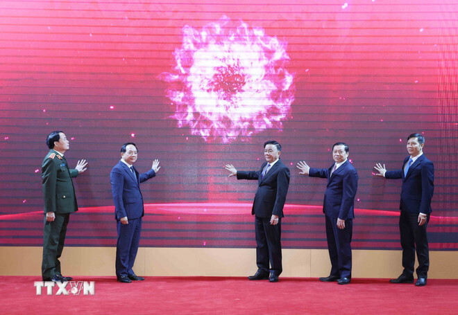 Thường trực Ban Bí thư Trần Cẩm Tú cùng các đại biểu khai trương ứng dụng của ngành Tuyên giáo và Dân vận trên điện thoại di động. Ảnh: TTXVN