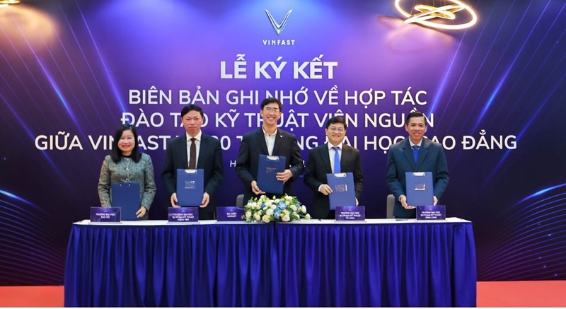 Trường Đại học Sao Đỏ ký kết hợp tác với Công ty TNHH Sản xuất và Kinh doanh VinFast trong đào tạo kỹ thuật viên ô tô điện. Ảnh: Trường Đại học Sao Đỏ