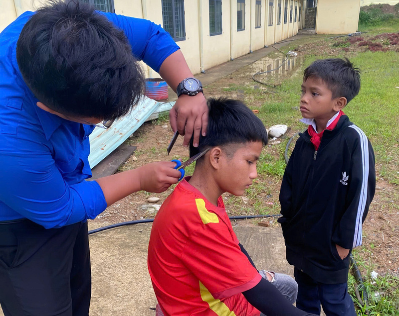 Sau mỗi giờ dậy, thầy Hưng như trở thành “người anh, người cha” chăm sóc cho các học trò. Ảnh: Diễm Phúc