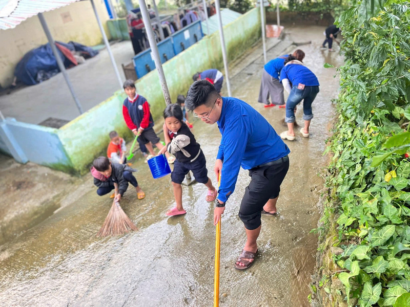 Các giáo viên tranh thủ cùng học sinh vệ sinh trường, lớp. Ảnh: Diễm Phúc